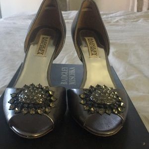 Badgley Mischka “lacie” pumps in pewter